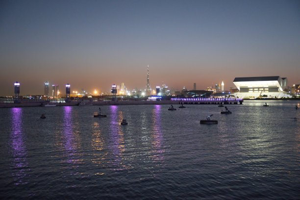 迪拜节日城的城市天际线，可欣赏公共图书馆、商业湾和迪拜运河的景色图片下载