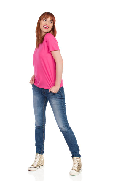 美丽的年轻女子正在看肩膀和微笑图片下载