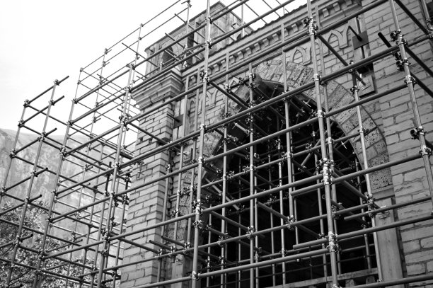 金属网状支撑结构，避免了中世纪修道院的地震倒塌(马尔凯，意大利，欧洲)图片下载