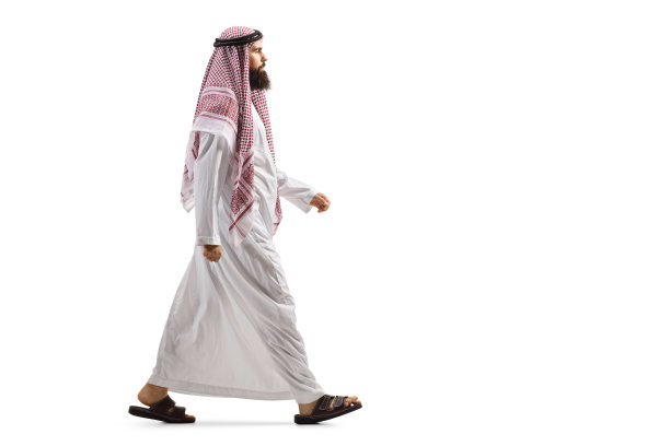 一个阿拉伯人在一个传统的thobe行走的完整长度的侧面照片图片下载