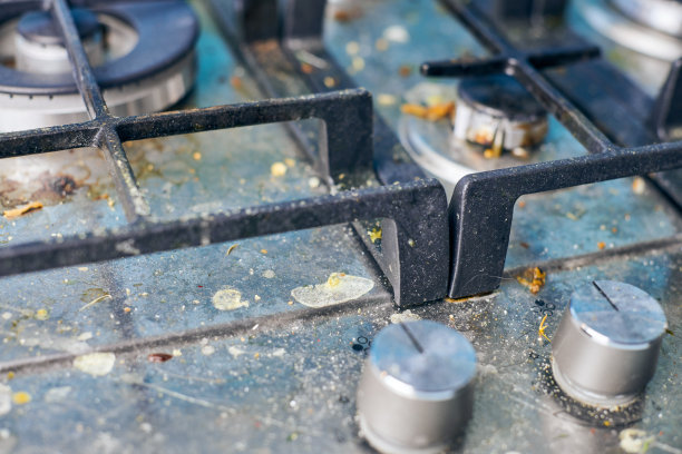 肮脏的炉顶上有油渍、脂肪渍和剩饭剩菜图片下载