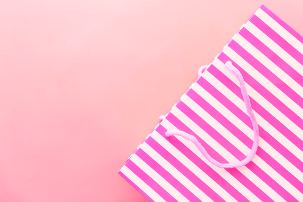 女士礼品袋粉红色的背景俯视图。图片下载