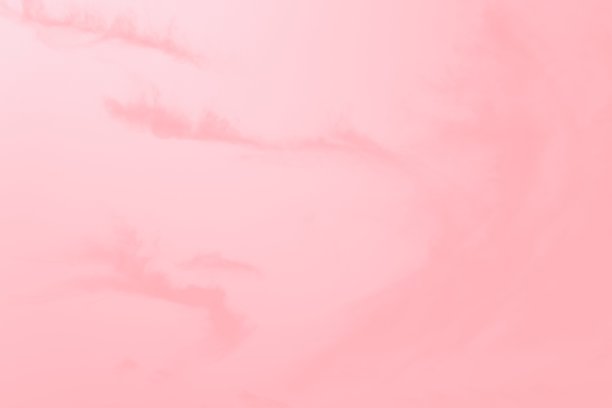 淡粉色的天空和模糊的云彩，柔和的天空背景图片下载