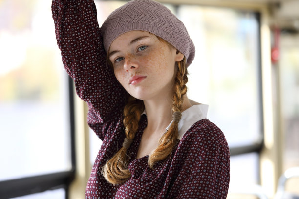 一个长着雀斑扎着辫子的可爱女孩的肖像图片下载