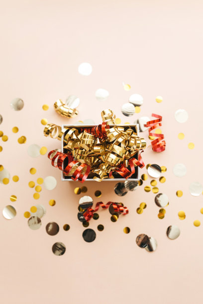 打开装有金属箔的节日礼盒图片下载