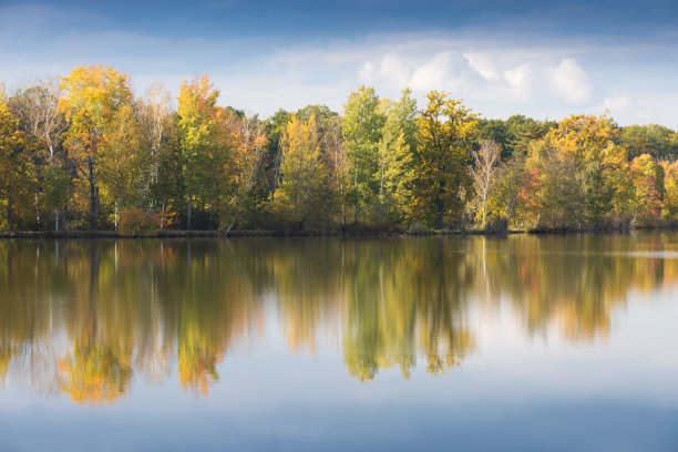 秋季乡村池塘美景：浪漫假日胜地图片下载