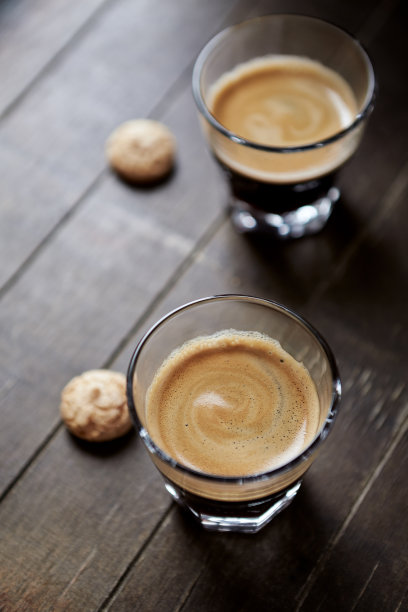 深色木质背景上的两杯咖啡。关闭了。图片下载