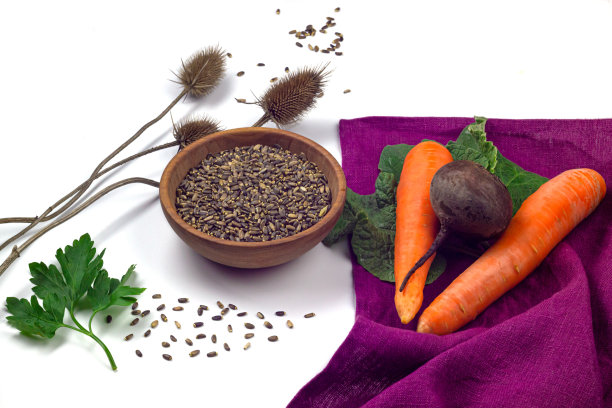 牛奶蓟种子在木碗，蓟干香草，胡萝卜和甜菜根图片下载