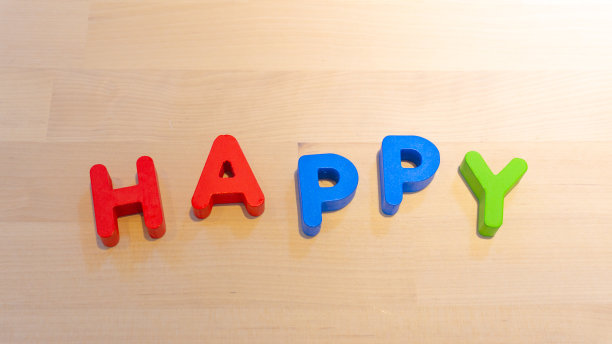 快乐文字，跳跃文字为庆祝概念图片下载