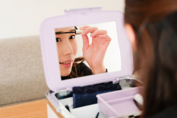 年轻女子画眉毛图片下载