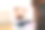 年轻女子画眉毛图片下载