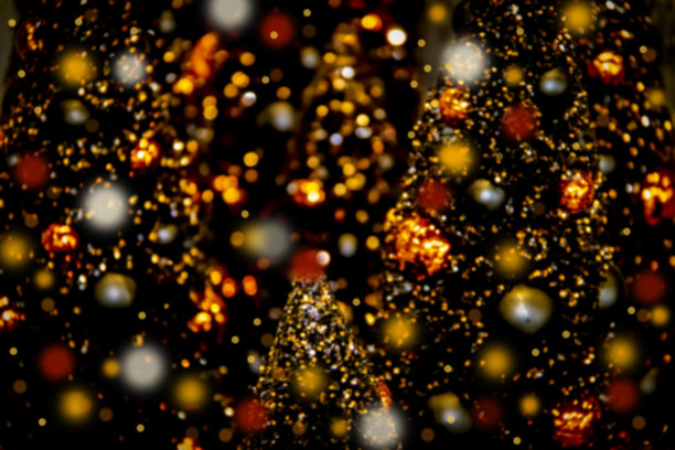 模糊的散景万圣节树背景-黑色与橙色和金色图片下载