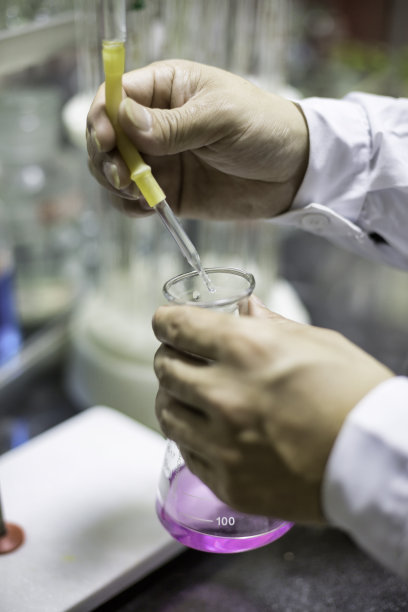 用于化学实验的玻璃器皿图片下载