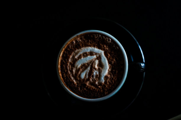 浅棕色的咖啡，背景较深图片下载