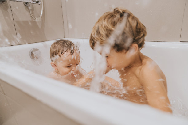 兄弟们在浴缸里玩图片下载