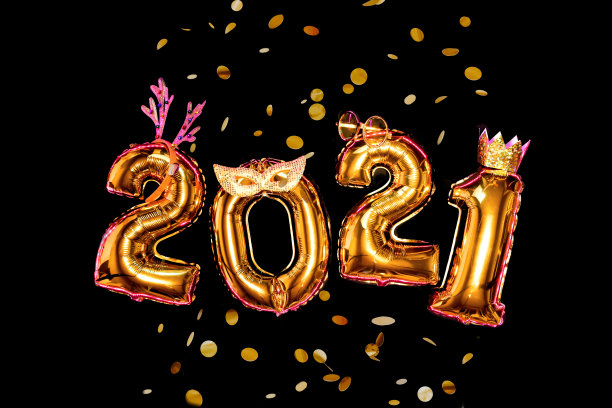 黄金数字2021在黑色背景的嘉年华配件，新年派对图片下载
