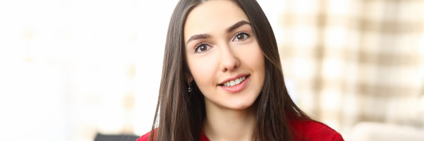 美丽的黑发女孩在隔离期间坐在家里图片下载