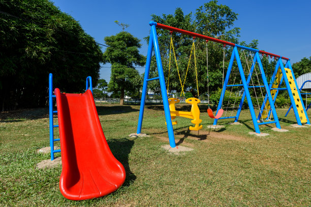 公园的操场上有蓝天图片下载