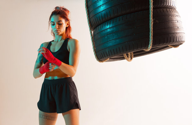 美丽的拳击手女孩在工作室摆姿势拍照。图片下载