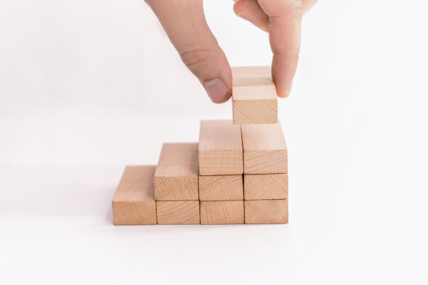 木块堆砌增长业务。关键成功因素的领导要素概念图片下载