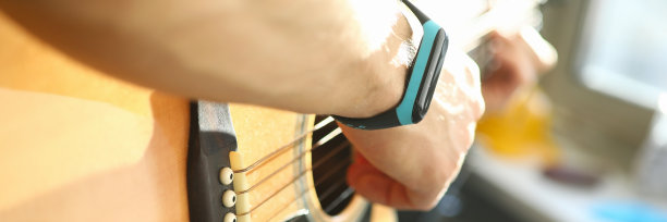 靠近，男性的手在窗边弹吉他图片下载