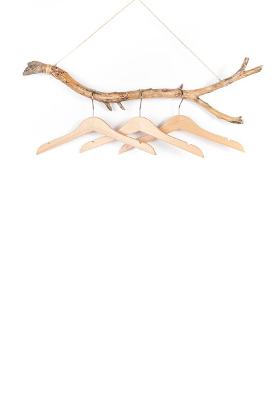 三个衣架在一根粗木棒上，任何用途的伟大设计。概念环保住宅或季节销售。前视图图片下载