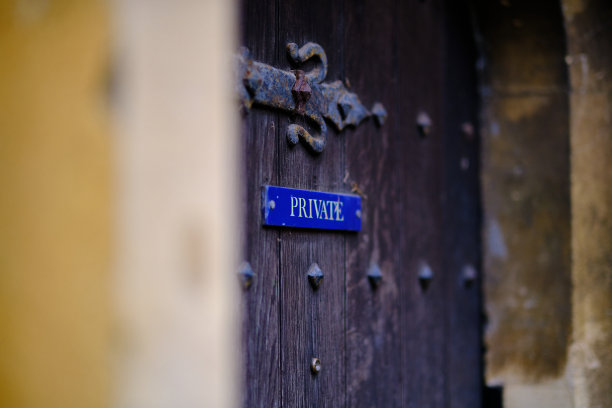 旧门上的私人标牌。图片下载