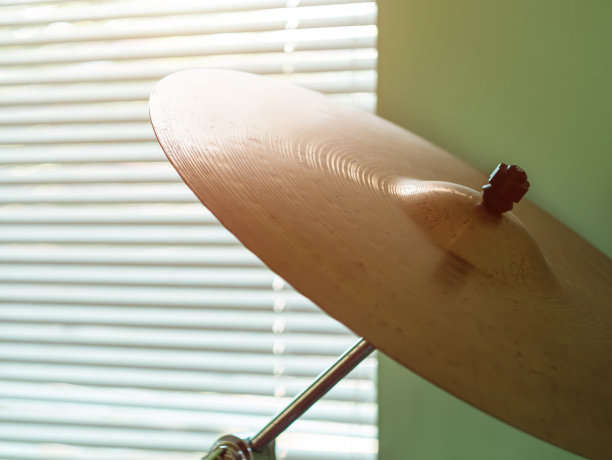 黑鼓套件特写。音乐家用混合的鼓组合。乐器，鼓的演奏装置，摇滚风格图片下载