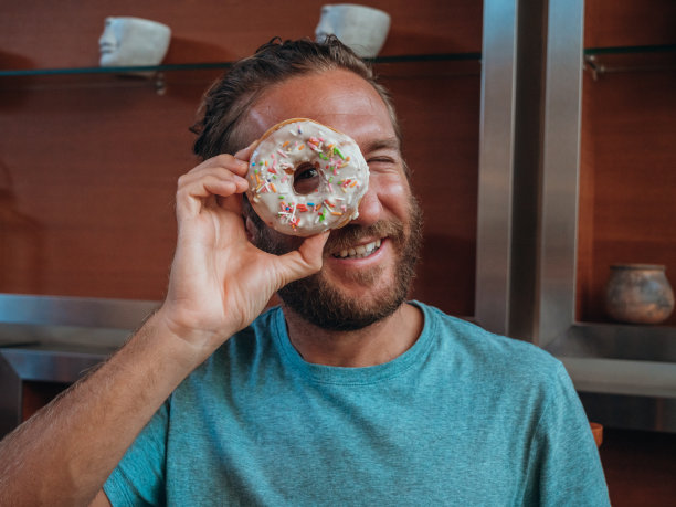 吃油炸圈饼的人图片下载