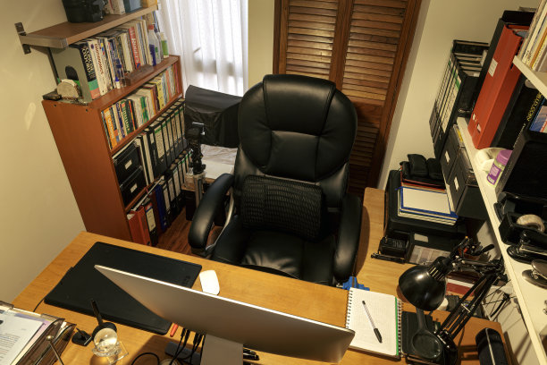 波哥大，哥伦比亚-一个设备齐全的家庭办公室在一个小公寓在一个中产阶级地区在南美首都的北部地区图片下载