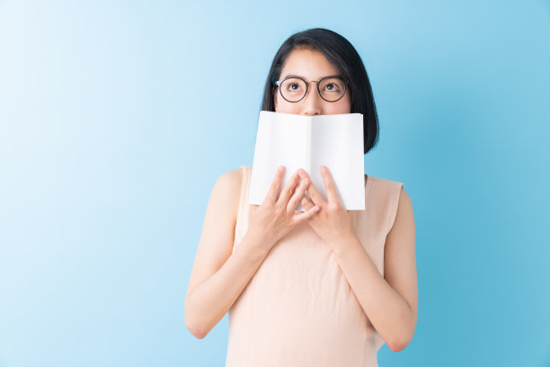 读一本书的亚洲女人图片下载