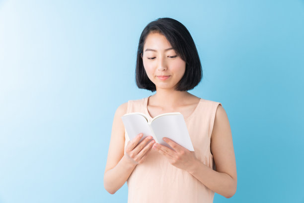 读一本书的亚洲女人图片下载