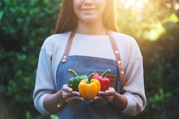 一个拿着新鲜甜椒的女人图片下载