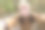 年轻的白人男子在森林里自拍。图片下载