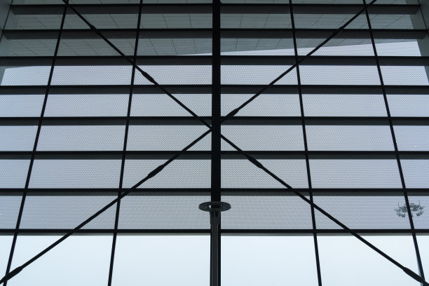 低角度的现代窗户和机场航站楼的天花板图片下载