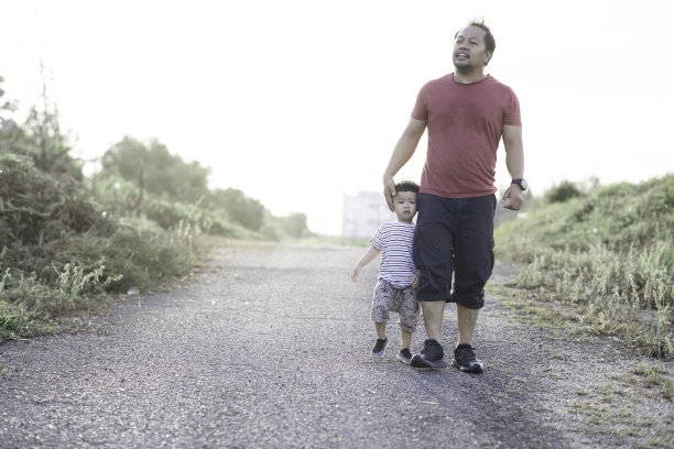 一个马来人家庭在一个阳光明媚的晚上去徒步旅行图片下载