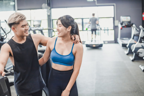 亚洲情侣在跑步机上跑步前用相机晒出一张锻炼的照片。体育锻炼。隐喻健身和锻炼的概念锻炼健康的生活方式肌肉身体的健康图片下载