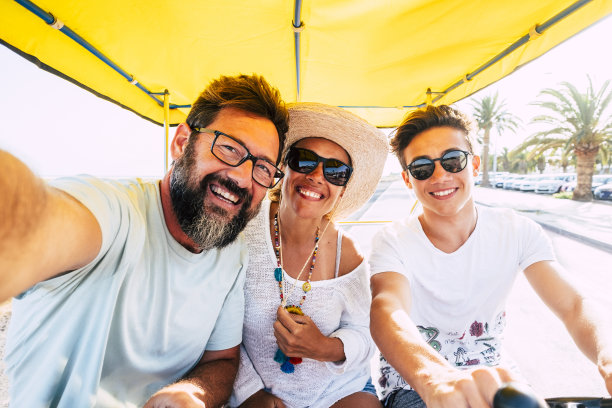 快乐的白种人家庭一起享受自行车户外休闲活动，有很多的乐趣和笑声-假日假期为父亲母亲和年轻的十几岁的儿子组-快乐的家庭图片下载