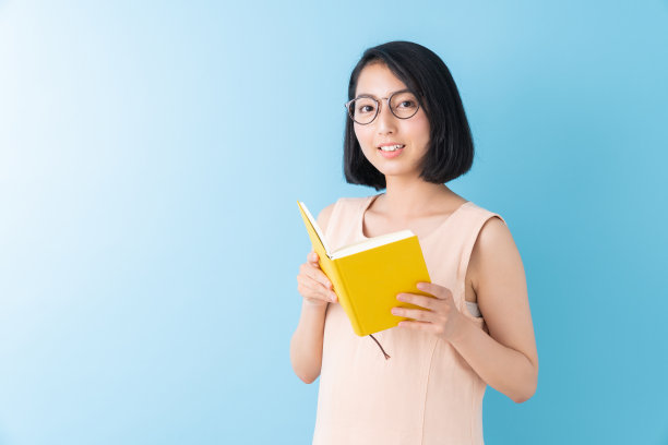 读一本书的亚洲女人图片下载