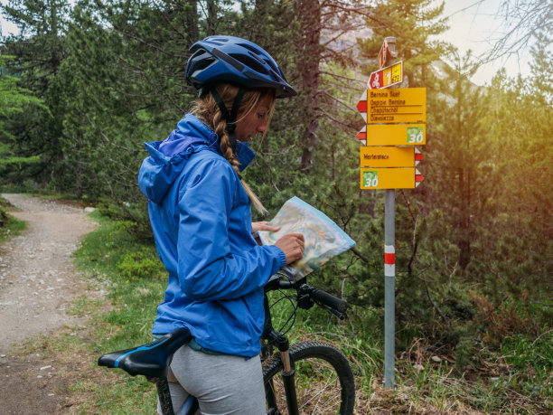 山地车停在路牌前图片下载