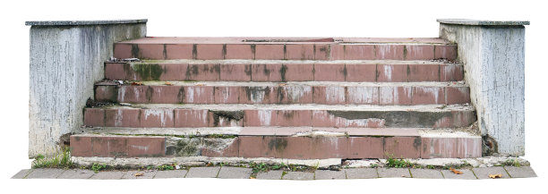 学校的旧废弃的石头楼梯。孤立的图片下载