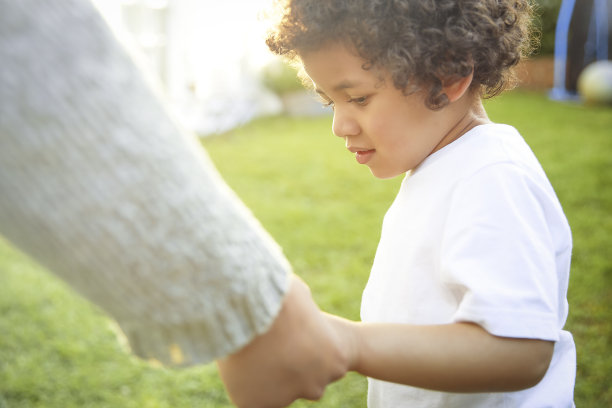 可爱的小男孩拉着妈妈的手图片下载