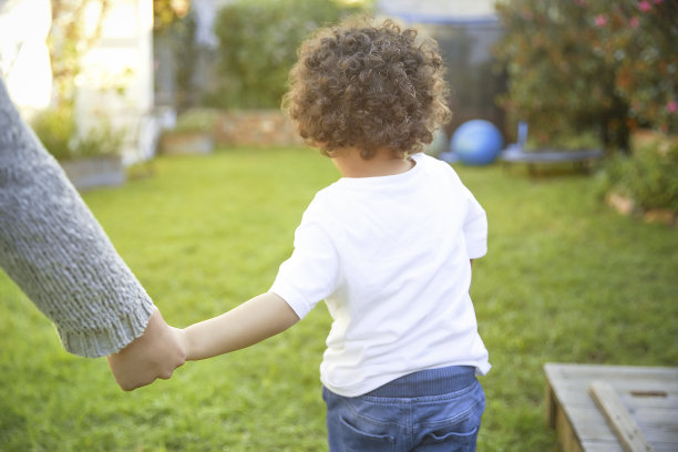 可爱的小男孩拉着妈妈的手图片下载