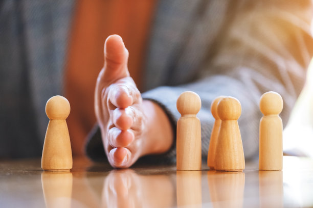 一个商人把一个木头人从一群人中分离出来图片下载