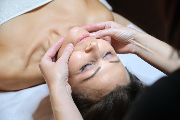 成熟女人做面部按摩，美容师做面部水疗图片下载