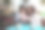 成熟的母亲和年幼的女儿坐在咖啡馆或餐馆里。可爱的女孩为她妈妈做了一件礼物。送白色的礼物或惊喜。享受彼此的陪伴。图片下载