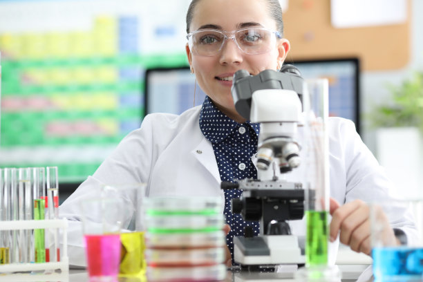 实验室工作人员在现代化的办公室图片下载