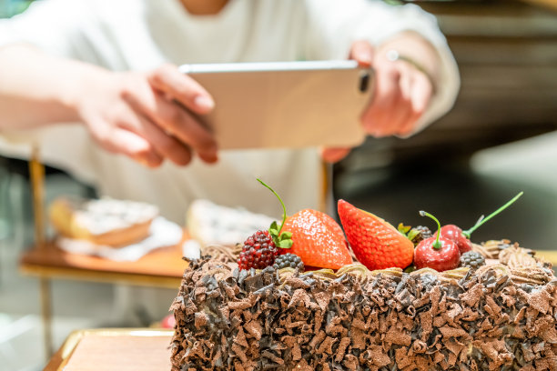 年轻的亚洲女面包师正在面包房工作图片下载