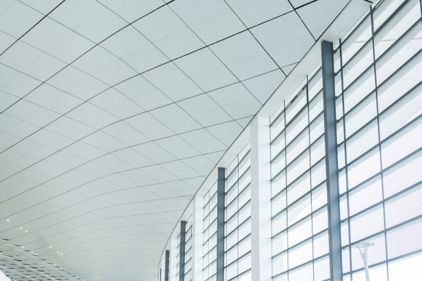 机场候机楼的现代天花板和窗户的低角度视野图片下载