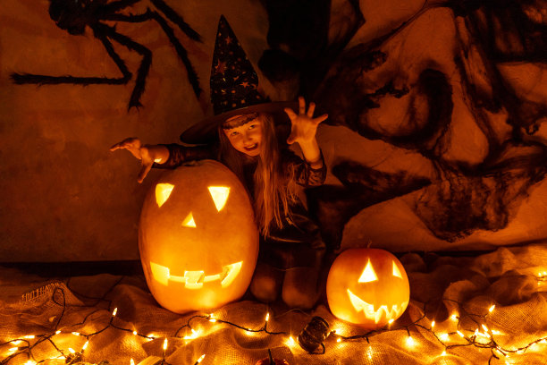 穿着女巫服装的女孩庆祝万圣节图片下载